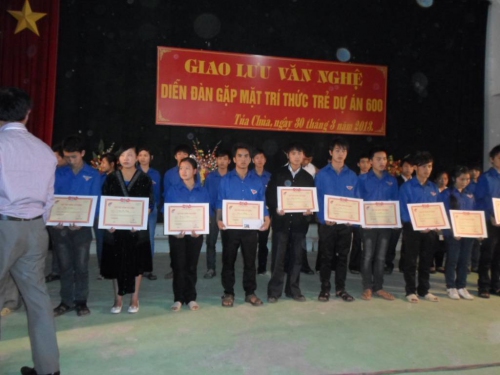 GDTrH – 22 học sinh trường PTDTNT THPT Tủa Chùa giao lưu Diễn đàn ‘‘Tuổi trẻ chung tay cùng xã nghèo vượt khó và phát triển bền vững’’ do Trung ương đoàn, Tỉnh đoàn thanh niên cộng sản Hồ Chí Minh tổ chức.