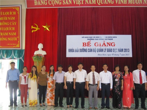 GDTH – 143 học viên nhận chứng chỉ khóa bồi dưỡng cán bộ quản lý giáo dục năm 2013.