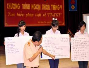 GDTrH – Trường Phổ thông Dân tộc nội trú tỉnh tổ chức ngoại khóa về trật tự an toàn giao thông.