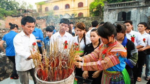 GDTrH – 26 sinh viên Điện Biên dự lễ trao học bổng “Tiếp sức đến trường” cho 150 tân sinh viên 6 tỉnh Tây Bắc.