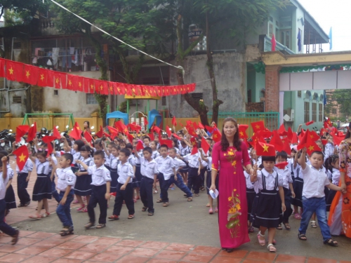 GDTH - Trường Tiểu học Him Lam thành phố Điện Biên Phủ đón nhận Huân chương Lao động hạng Nhì.