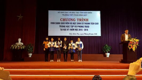 VP-Trường THPT Phan Đình Giót tổ chức vinh danh và trao thưởng cho giáo viên và học sinh có thành tích cao trong giảng dạy, học tập và các hoạt động phong trào học kỳ I năm học 2015-2016