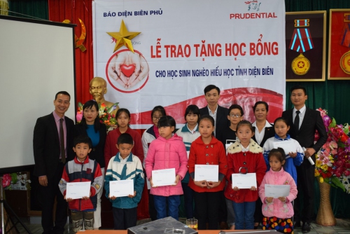 VP- CÔNG TY THNH PRUDENTAIL TỔ CHỨC TRAO HỌC BỔNG CHO HỌC SINH NGHÈO VƯỢT KHÓ CỦA PHÒNG GIÁO DỤC VÀ ĐÀO TẠO THÀNH PHỐ ĐIỆN BIÊN PHỦ