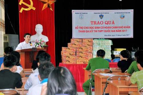 VP- Lễ trao quà cho học sinh nghèo tham gia kỳ thi THPT quốc gia 2017