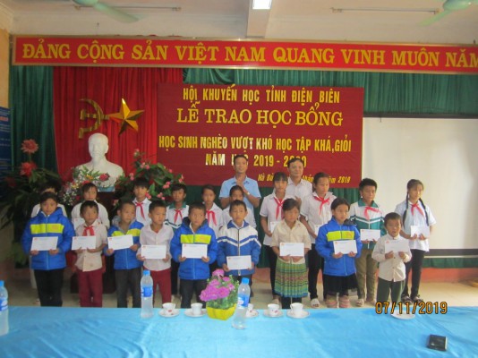 Trao học bổng tại Nậm Pồ