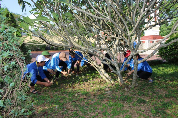 THẮP NẾN DÂNG HƯƠNG VÀ ĐẠO LÝ UỐNG NƯỚC NHỚ NGUỒN