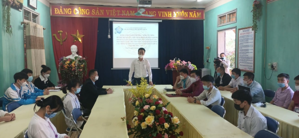 Lãnh đạo huyện Nậm Pồ thăm và trao thưởng cho các em học sinh đạt giải trong kỳ thi chọn học sinh giỏi cấp tỉnh