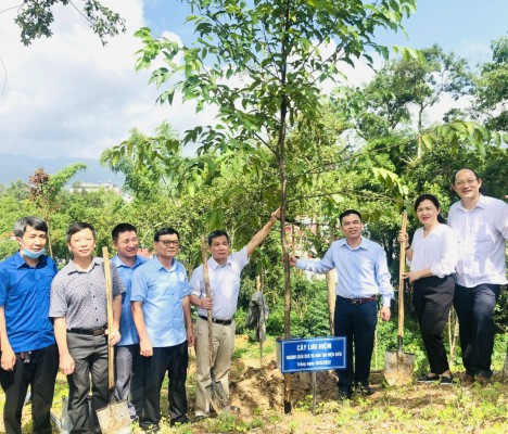 Dâng hương tưởng niệm các anh hùng liệt sĩ và trồng cây lưu niệm tại Đền thờ liệt sĩ chiến trường Điện Biên Phủ