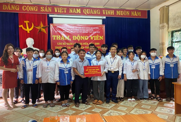 Lãnh đạo huyện Tủa Chùa thăm, động viên cán bộ, giáo viên, học sinh Trường THPT Tủa Chùa trước kỳ thi tốt nghiệp THPT năm 2022