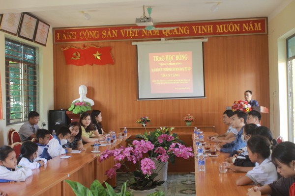 Đại sứ quán nước Cộng hòa Nhân Dân Trung Hoa tại Việt Nam trao học bổng cho học sinh có hoàn cảnh khó khăn trên địa bàn xã Pom Lót