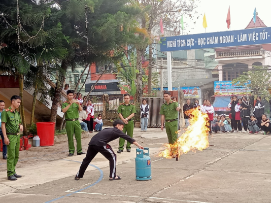 Trang bị kỹ năng phòng cháy chữa cháy và cứu nạn cứu hộ cho  đội ngũ viên chức, người lao động và học sinh toàn trường