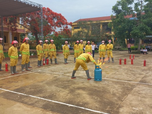 Trường THPT tổ chức tập huấn kỹ năng phòng cháy chữa cháy cho đội phòng cháy cơ sở